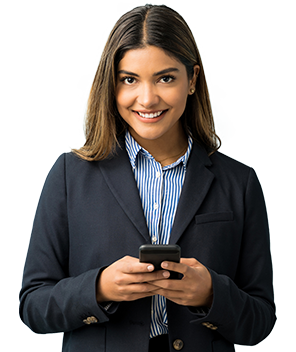Mujer con celular - beneficios Tarjeta de Crédito