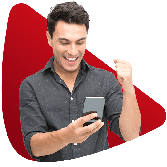 Hombre alegre con celular
