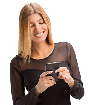 Mujer con celular - beneficios Tarjeta de Crédito