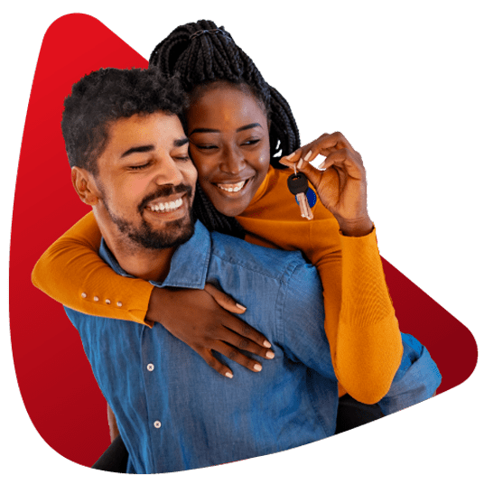 Pareja alegre con su llaves de su nueva vivienda