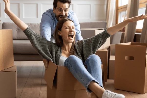 Pareja feliz estrenando casa