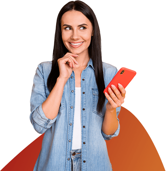 Mujer feliz con celular en la mano