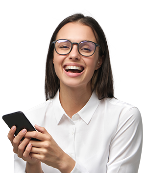Mujer con celular - beneficios Renta Hospitalización