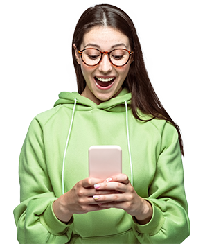 Mujer con celular - beneficios Seguro de Vida