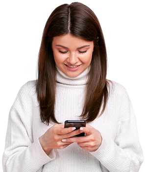 Mujer con Celular - beneficios Tarjeta de Crédito