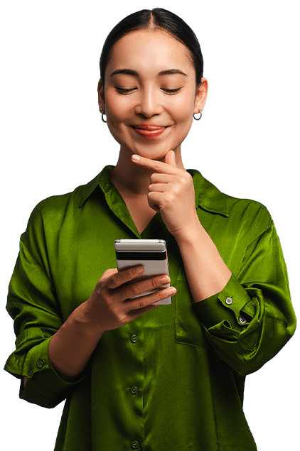 Mujer sonriendo revisando su celular