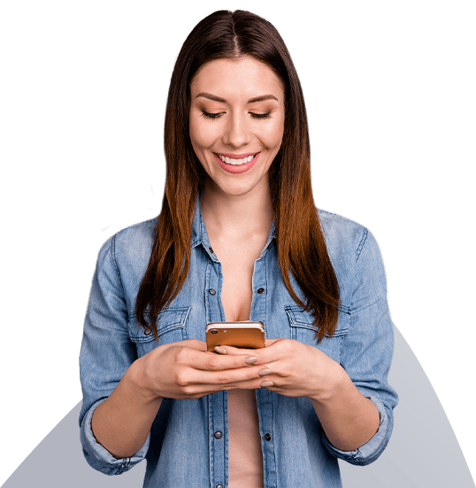 Mujer feliz con celular